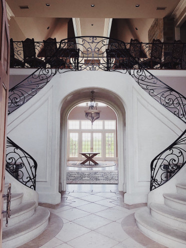 Preview image for article: Behind the Scenes: Dainty Jewell’s Spring 2019 Photoshoot