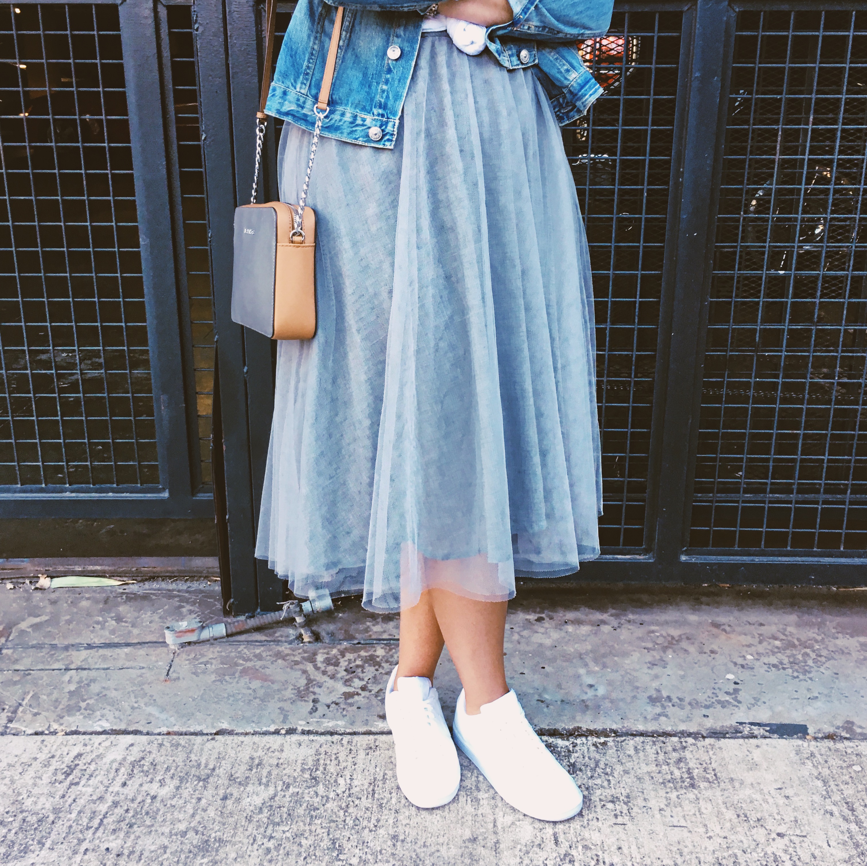 white sneakers trend