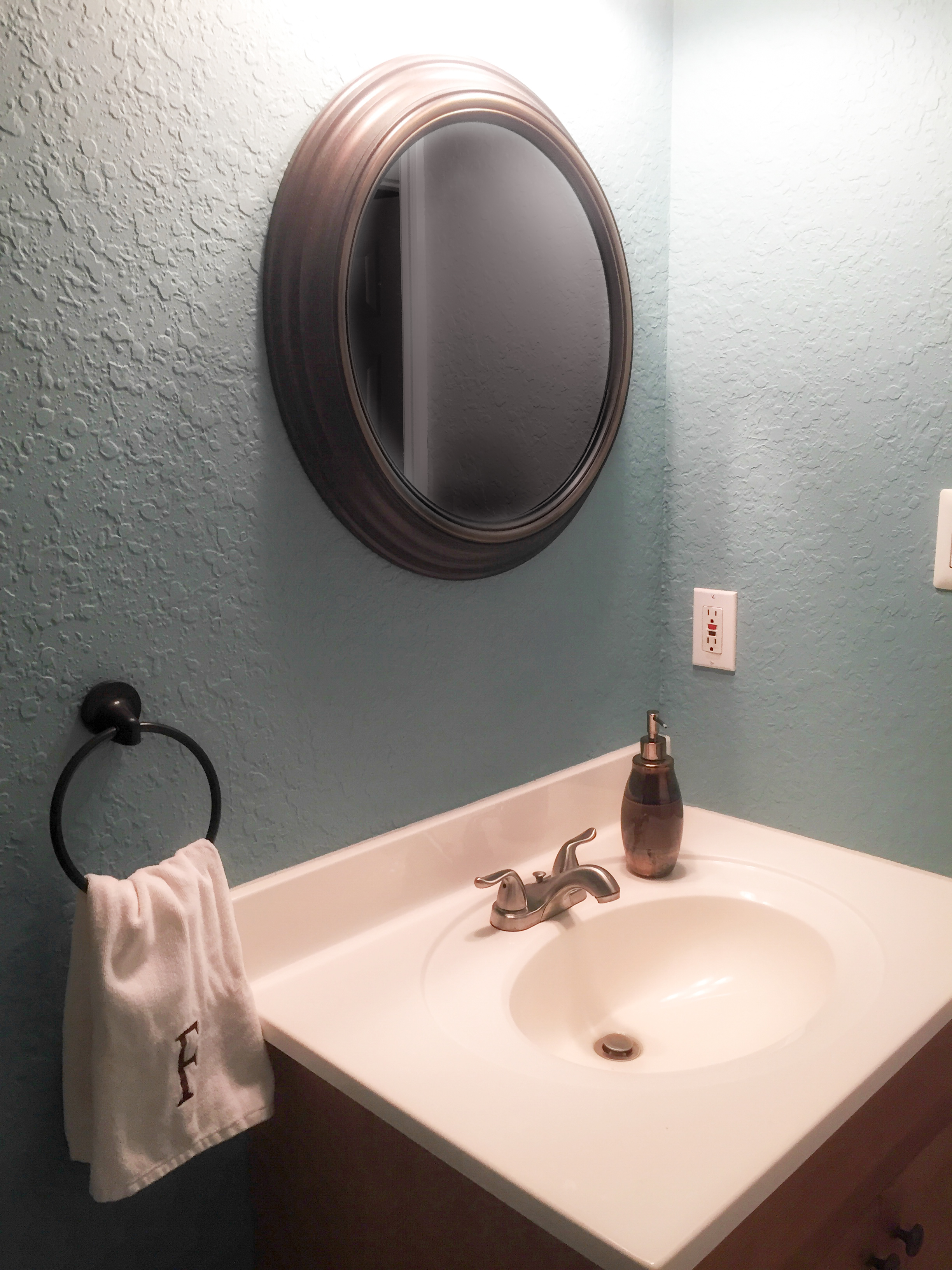 DIY Bathroom Makeover by @arfrymier on @shesintentional.