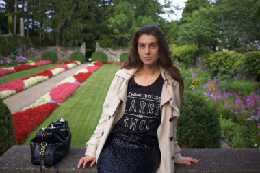 Preview image for article: All I Want Is to Eat Carbs & Shop