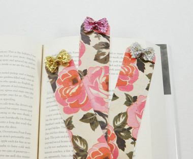 Preview image for article: DIY Glitter Bow Bookmarks
