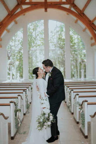 Preview image for article: Simple and Elegant With A Touch of Nature: Scarlet and Dillon