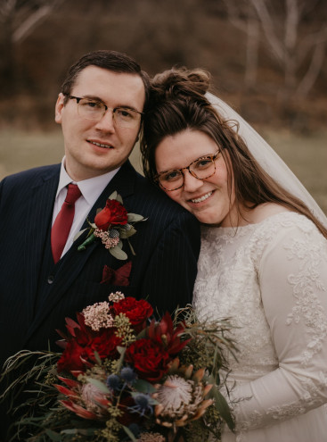 Preview image for article: Faith and Cody's Classic Christmas Wedding