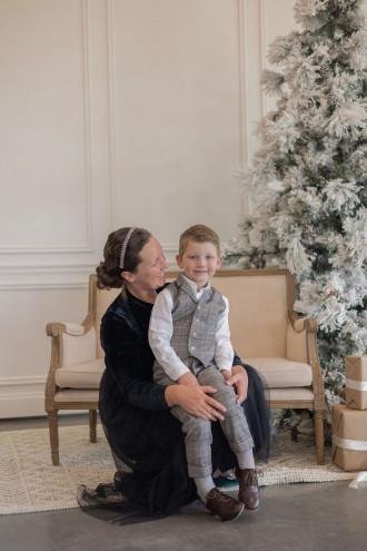 Preview image for article: Capturing Cozy Memories: Modest Winter Family Photo Outfit Ideas