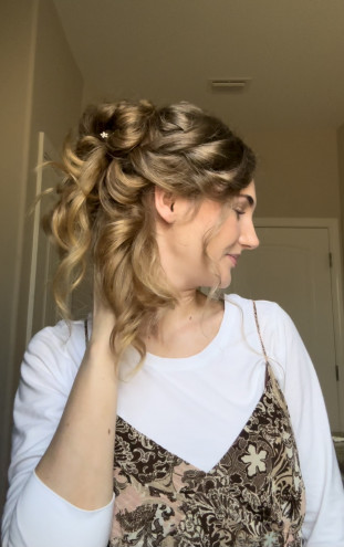 Preview image for article: Chic Spring Updo for Long Hair