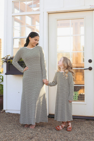Preview image for article: Modest Mommy and Me Autumn Styles: Cozy and Cute