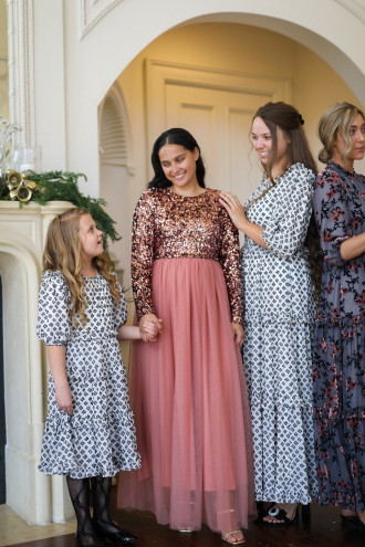 Preview image for article: Modest and Merry: Family Photo Outfit Ideas for Christmas