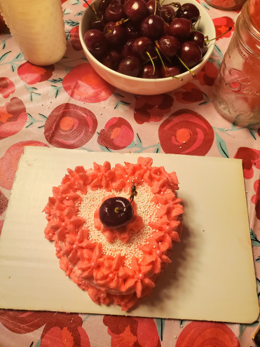 Preview image for article: Galentine's Cake Decorating