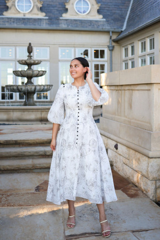 Preview image for article: Shining Bright, Modestly: Senior Photo Outfit Ideas