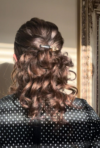 Preview image for article: Timeless Curly Bun