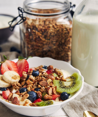 Preview image for article: Back to School Breakfast: Homemade Granola