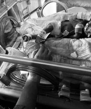 Preview image for article: Dear NICU Mom: Finding Hope in the Hospital Room