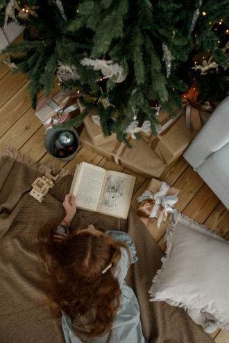 Preview image for article: An Old-Fashioned Christmas: 10 Simple Ways to Bring Vintage Charm (and Quiet Wonder) Into Your Holiday