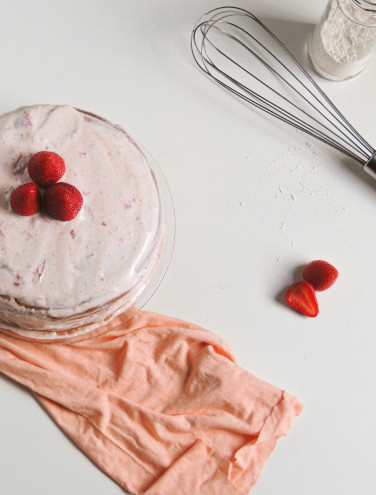 Preview image for article: The Perfect Easter Dessert: Strawberry Cake with Homemade Cream Cheese Icing