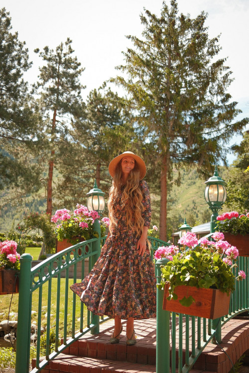 MODERN & MODEST